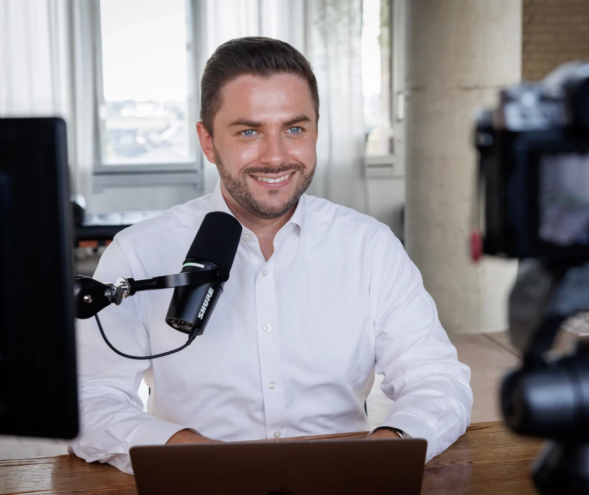 CSN Geschäftsführer Jonas May vor Mikrofon und Kamera